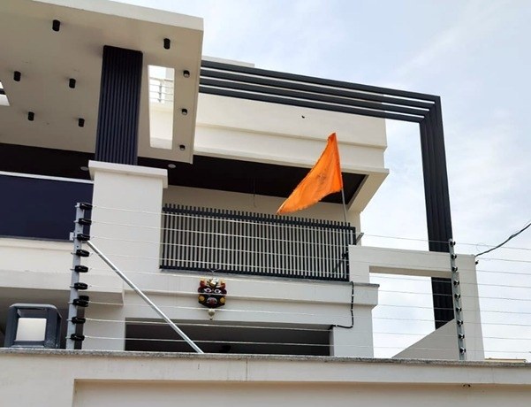 Power fence protecting a residential property